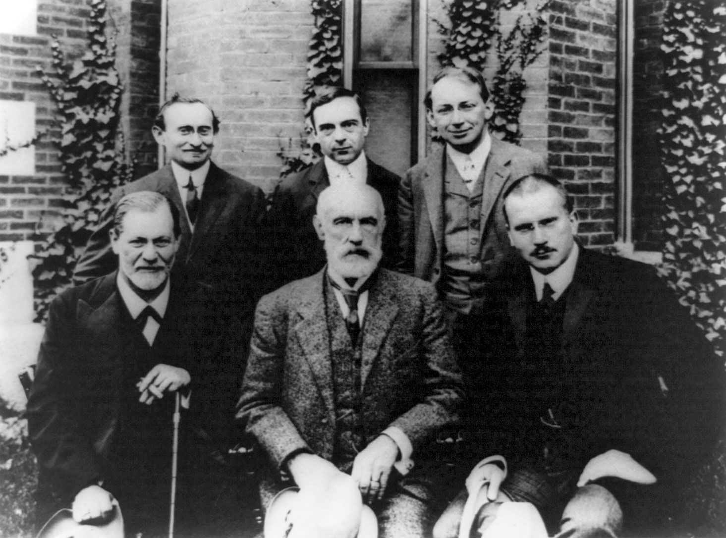 Fotografia histórica com Sigmund Freud, Carl Jung, Stanley Hall, Brill, Jones e Ferenczi